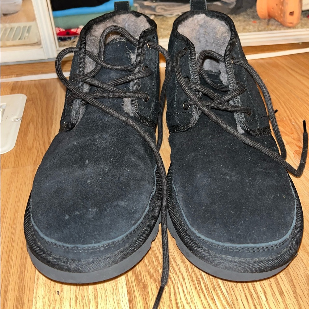 Ugg neumel in size 9 in woman in the color black with gray inside